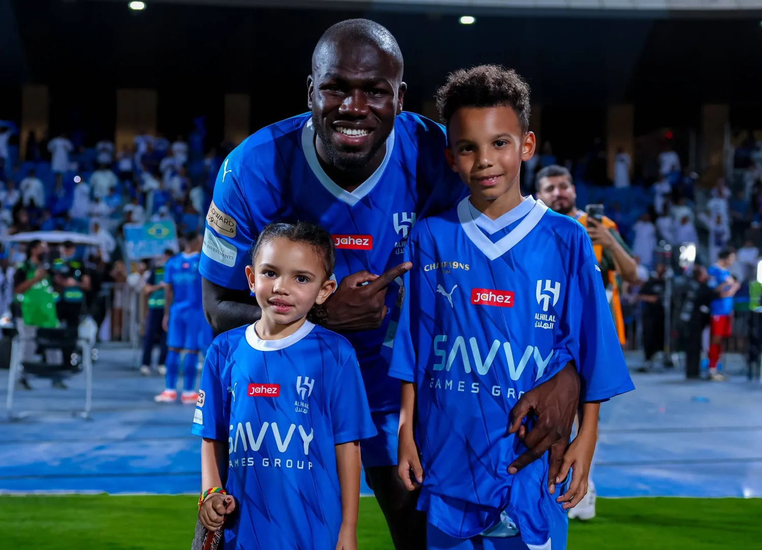 كوليبالي يحتفل مع أبنائه بعد حسم الدوري السعودي (نادي الهلال)