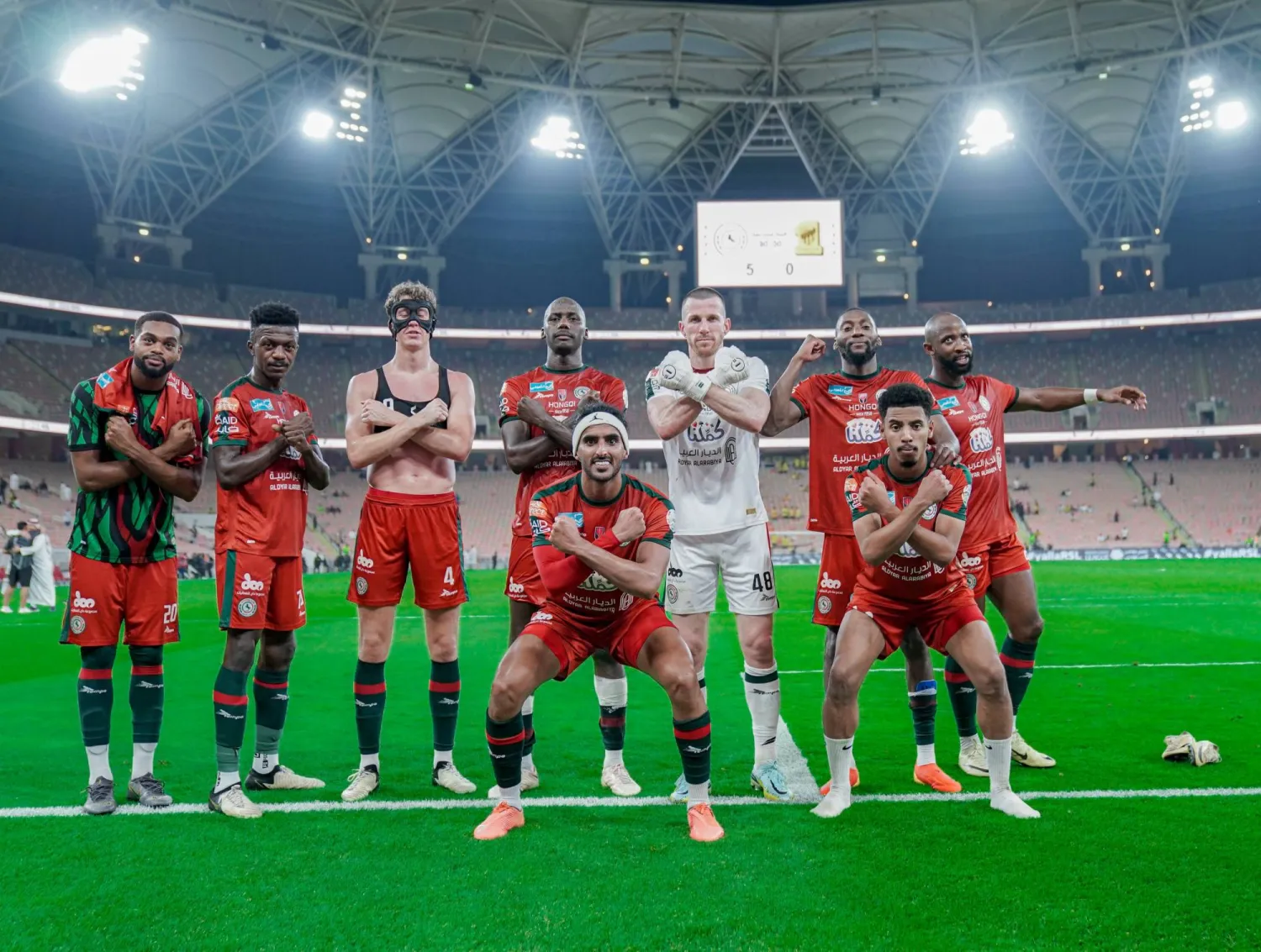 لاعبو الاتفاق يحتفلون بالفوز الكبير على أرض ملعب الجوهرة المشعة بجدة (الاتفاق)