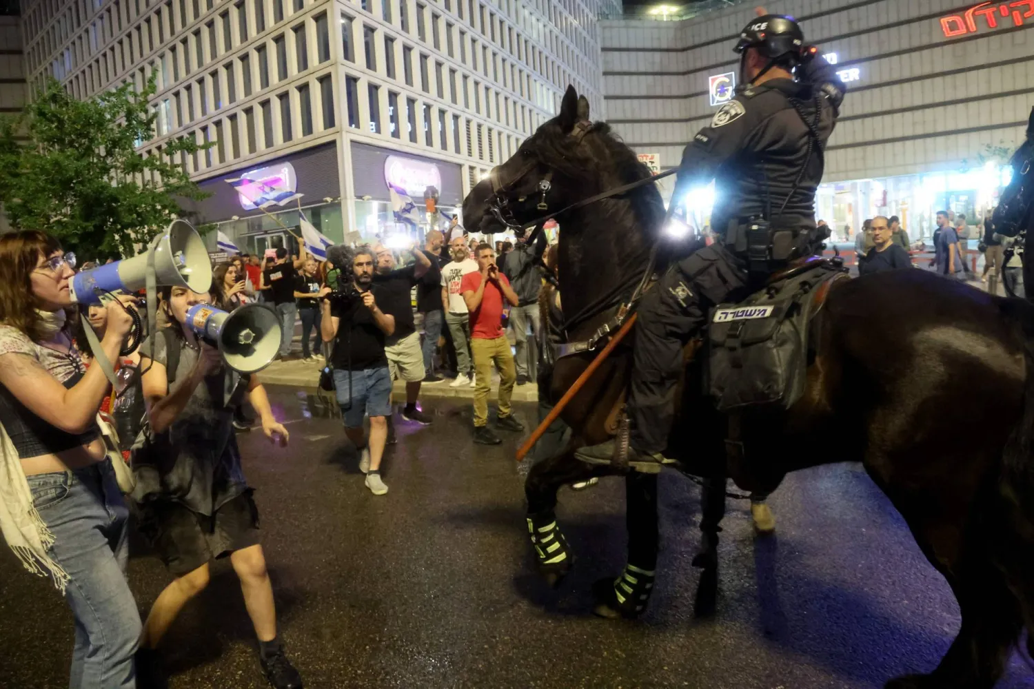 شرطي إسرائيلي على صهوة جواد خلال مظاهرة في تل أبيب تطالب نتنياهو بإعادة المحتجزين في غزة (أ.ف.ب)