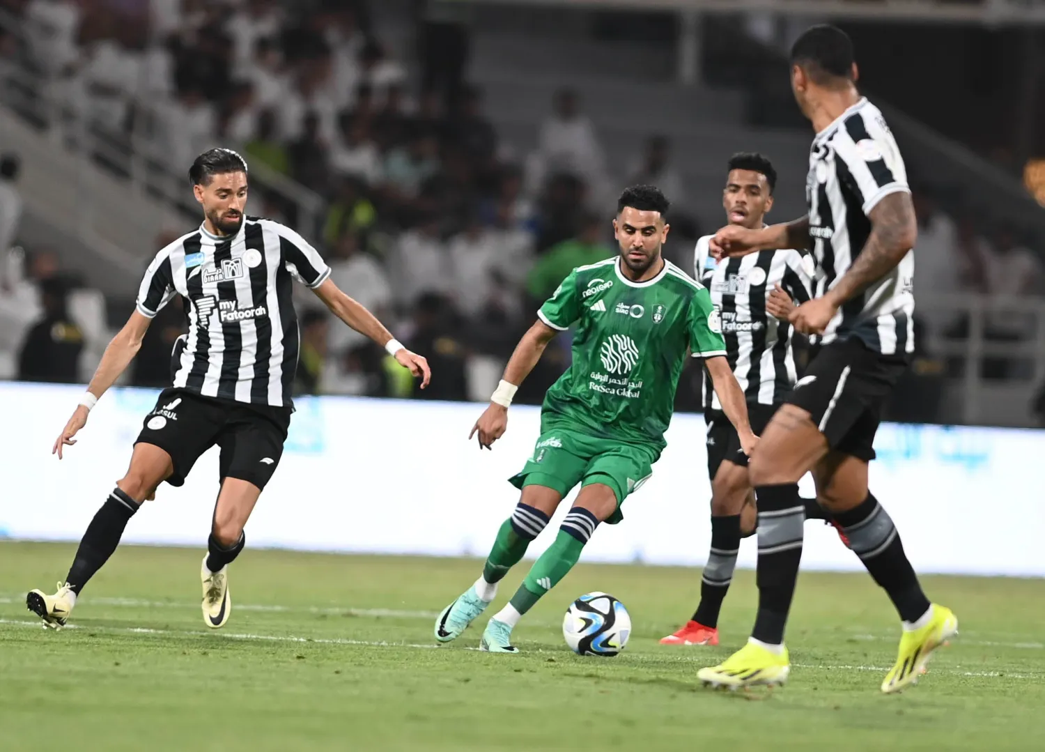 محرز يقود هجمة أهلاوية خلال مباراة فريقه أمام الشباب (تصوير: بشير صالح)