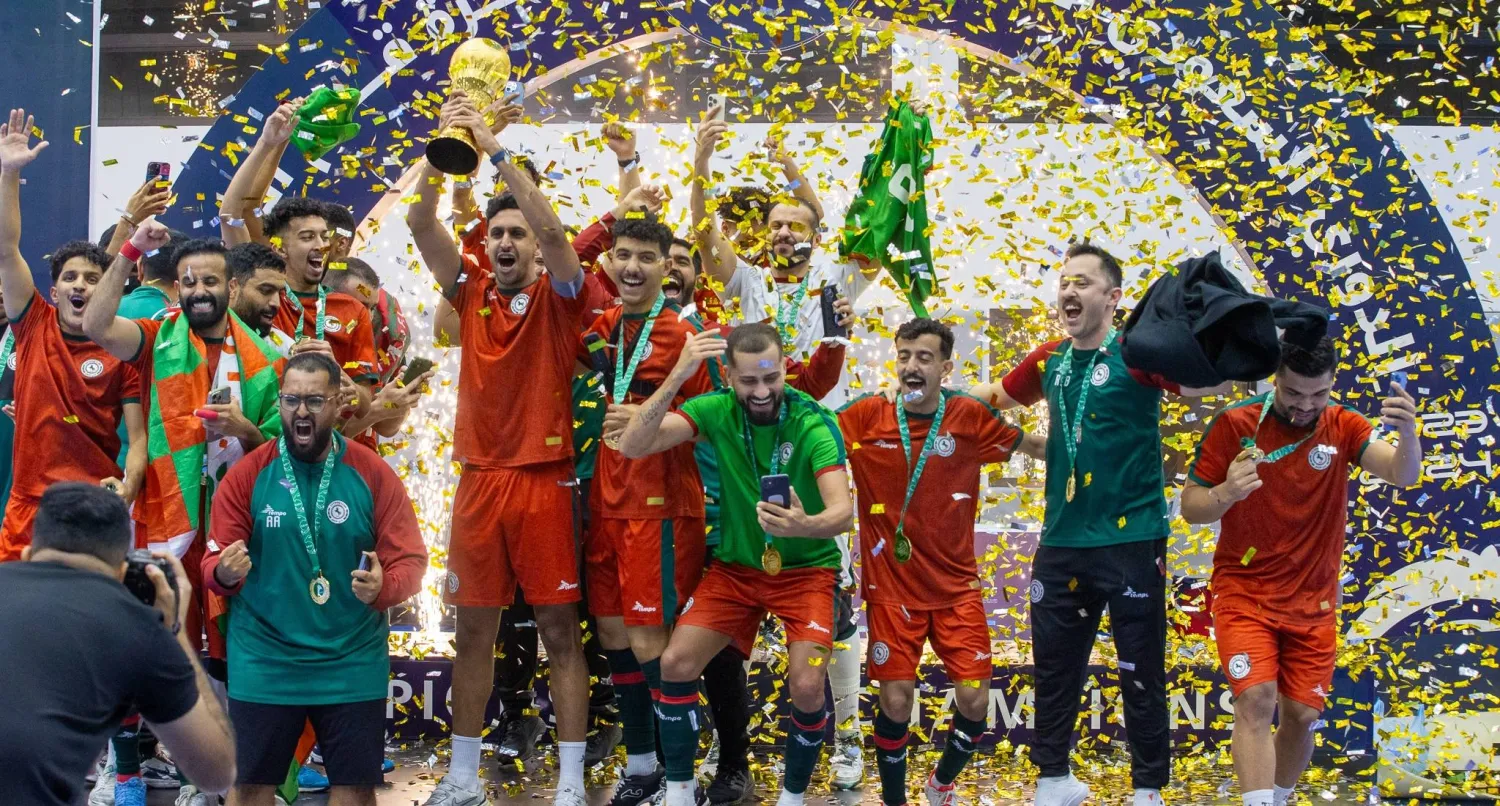 لاعبو الاتفاق خلال التتويج باللقب (تصوير: عيسى الدبيسي)