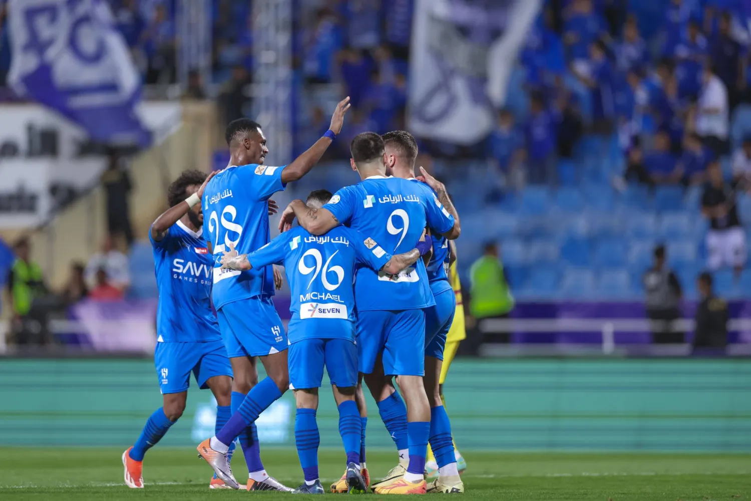 لاعبو الهلال يحتفلون بأحد أهدافهم في مرمى الحزم (تصوير: يزيد المسراني)
