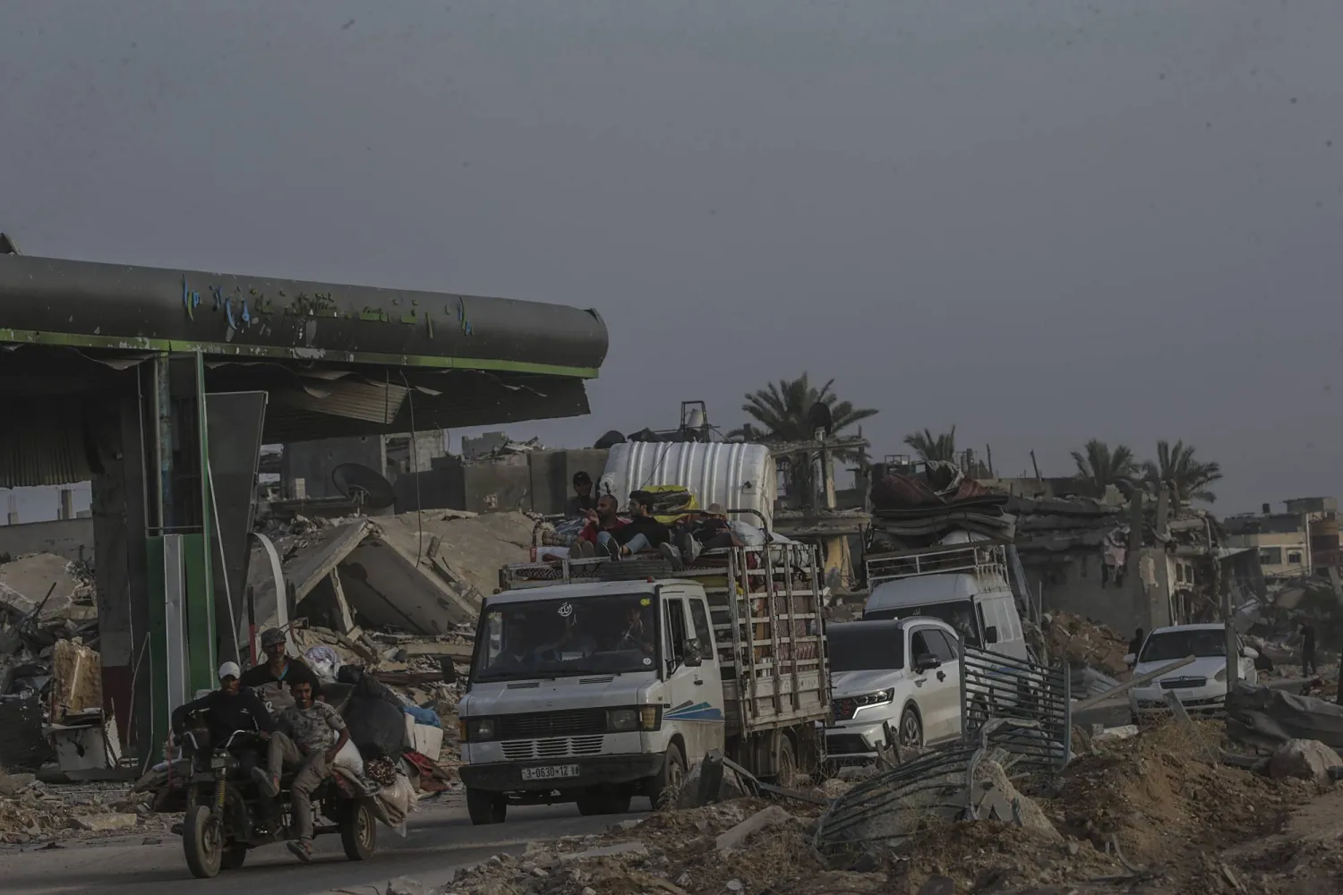 نازحون فلسطينيون يصلون إلى خان يونس بعد مغادرة رفح  (إ.ب.أ)