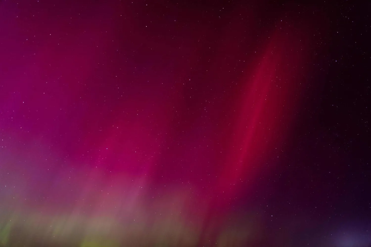 تشهد أماكن في أقصى الجنوب مثل ألاباما وأجزاء من شمال كاليفورنيا الشفق القطبي المعروف أيضاً باسم الأضواء الشمالية (أ.ف.ب)