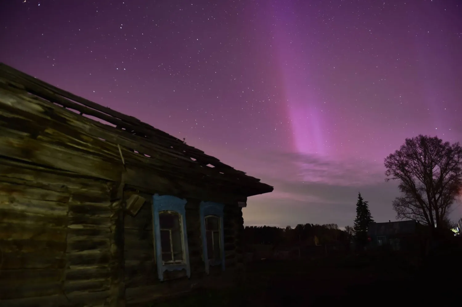 الأضواء الشمالية أو الشفق القطبي تضيء سماء الليل في منطقة نوفوسيبيرسك في روسيا في وقت مبكر من اليوم (أ.ف.ب)