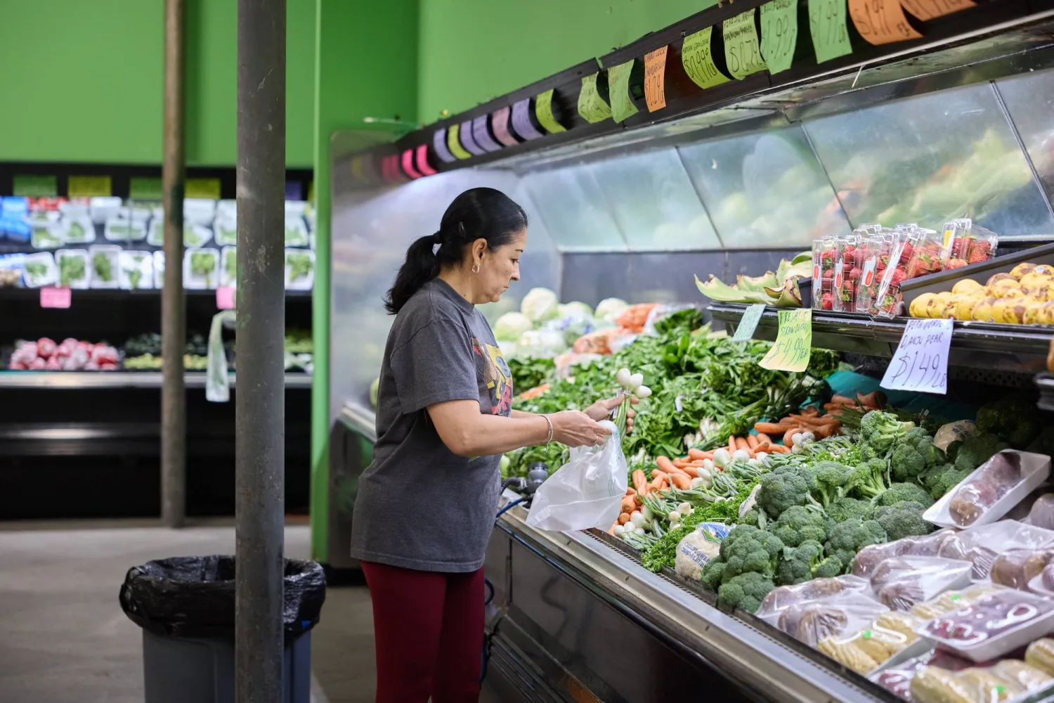 امرأة تتسوّق من أحد محال البقالة في لوس أنجليس في كاليفورنيا (إ.ب.أ)