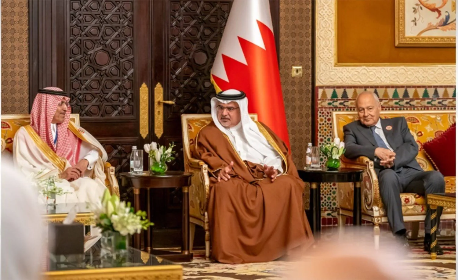 الأمير سلمان بن حمد آل خليفة ولي العهد رئيس مجلس الوزراء البحريني خلال استقباله الأحد الأمين العام للجامعة العربية ورؤساء الوفود المشاركة في الاجتماعات التحضيرية للمجلس الاقتصادي والاجتماعي لمجلس جامعة الدول العربية (بنا)