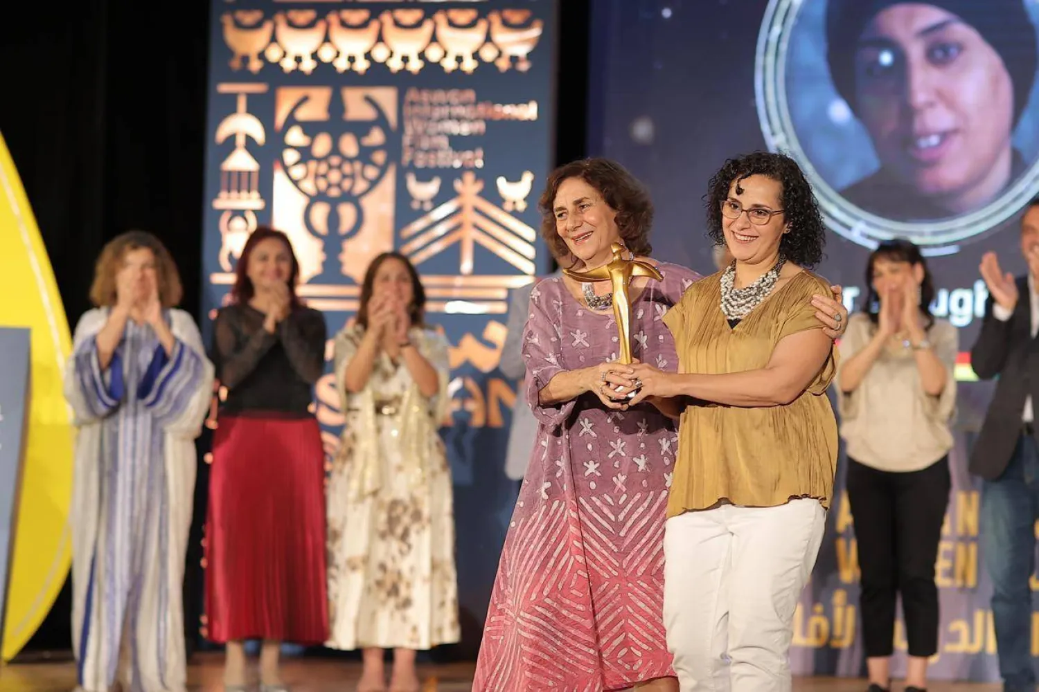 ماغي خلال تسلمها إحدى جوائز الفيلم بمهرجان أسوان (الشرق الأوسط)