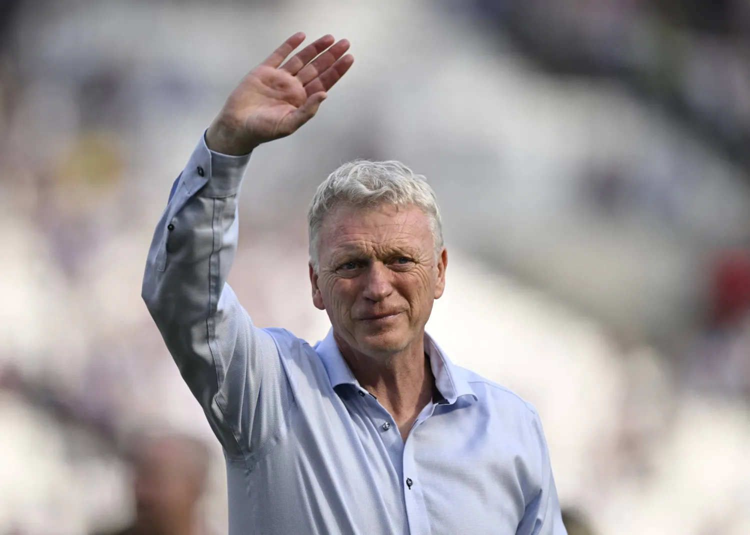 ديفيد مويز مودعاً جماهير وست هام بعد مواجهة لوتون تاون (رويترز)