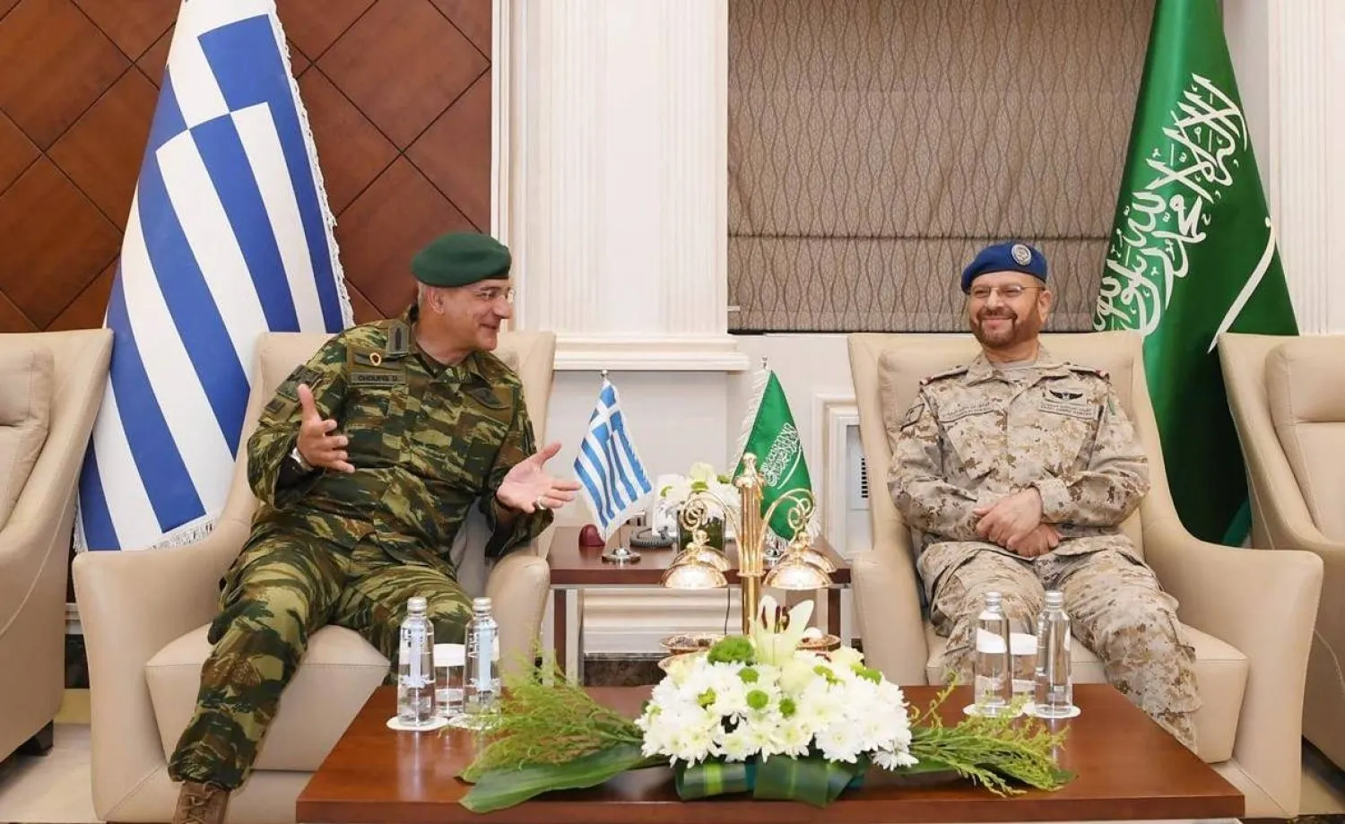 Suudi Genelkurmay Başkanı, Yunan mevkidaşını Riyad'da kabul etti.  (SPA)