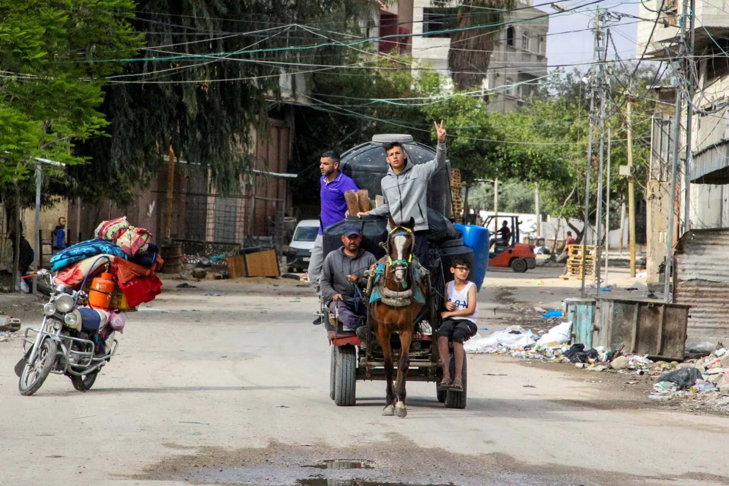 فلسطينيون يهربون من القصف الإسرائيلي على رفح (أ.ف.ب)