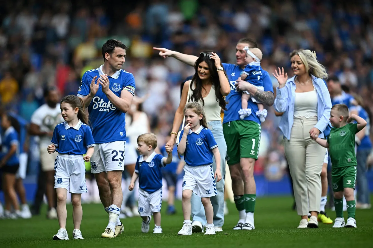 لاعبو إيفرتون احتفلوا برفقة عائلاتهم بالنجاة من الهبوط بعد مواجهة شيفيلد (أ.ف.ب)