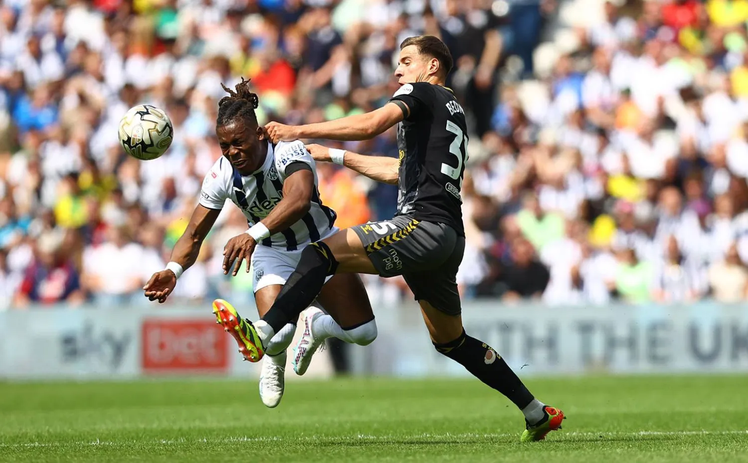 جانب من مواجهة وست بروميتش وساوثهامبتون في ذهاب ملحق الصعود إلى الدوري الإنجليزي الممتاز (الشرق الأوسط)