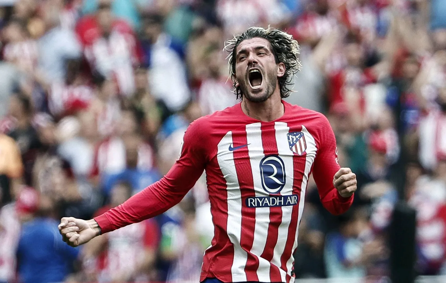 فرحة رودريغو دي باول لاعب أتليتيكو مدريد بهدفه في مرمى سيلتا فيغو ضمن منافسات الدوري الإسباني (إ.ب.أ)