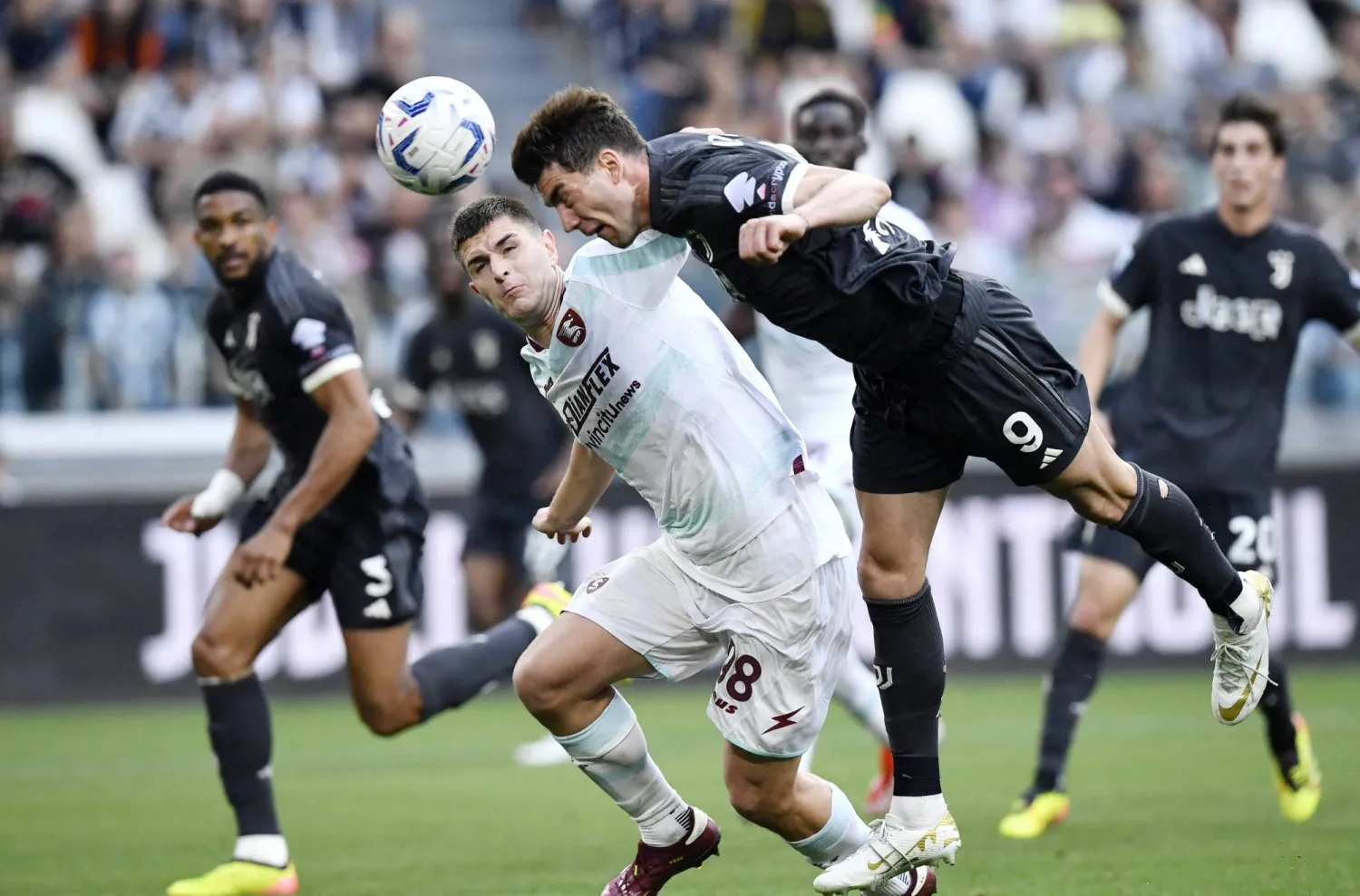 من مواجهة يوفنتوس وساليرنيتانا ضمن منافسات الدوري الإيطالي (رويترز)