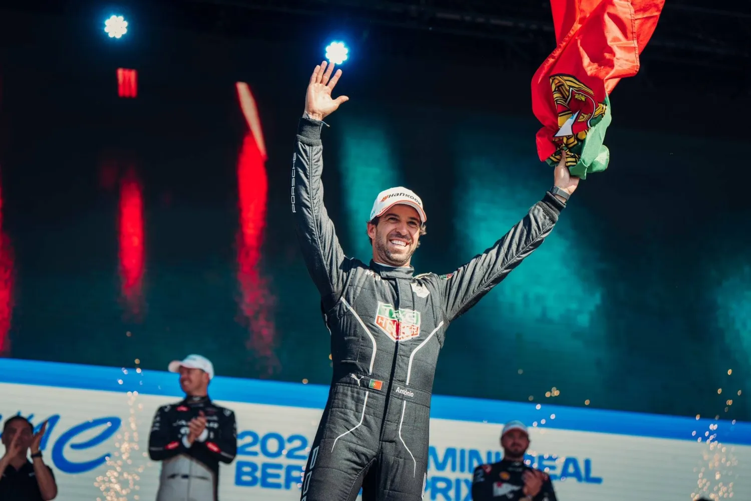 دا كوستا محتفلاً بتحقيقه الفوز ببطولة العالم لـ«فورمولا إي» للسيارات الكهربائية (الشرق الأوسط)