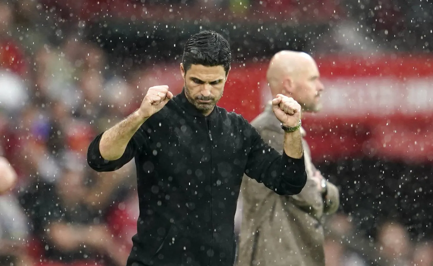 أرتيتا مدرب الأرسنال محتفلاً بفوز فريقه أمام مانشستر يونايتد ضمن منافسات الدوري الإنجليزي (أ.ب)