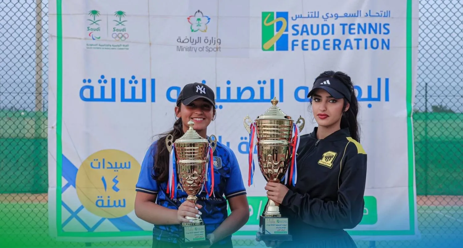 يارا الحقباني ودانيا الزهير خلال تتويجهما بجائزتي الأول والثاني (الشرق الأوسط)