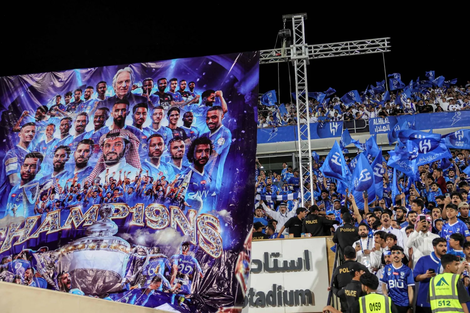 جماهير الهلال خلال احتفالاتها باللقب بعد الفوز على الحزم (أ.ف.ب)