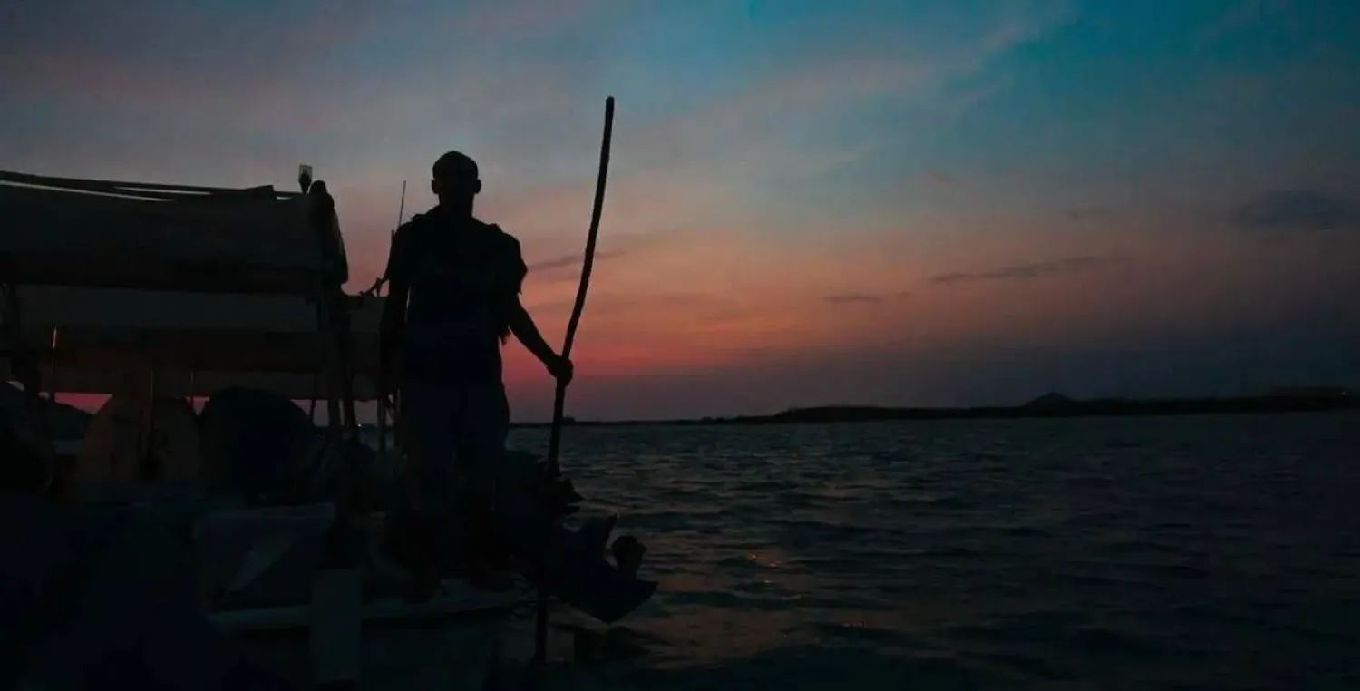 منذ أكثر من خمسين عاماً لا يزال إبراهيم متحمي يمخر بقاربه الصغير أعماق البحر مطلع كل يوم بحثاً عن رزقه (واس)