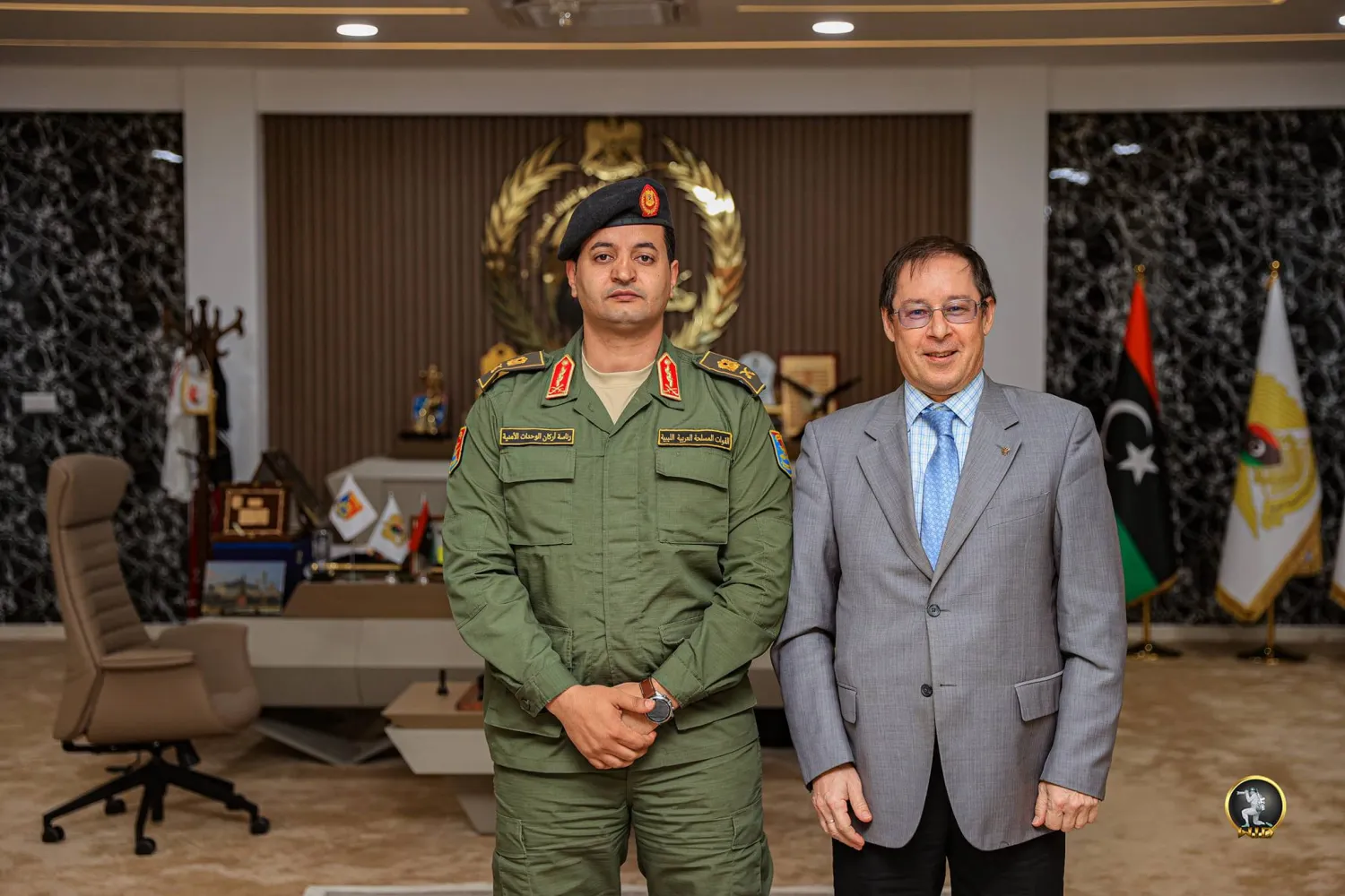 لقاء سابق بين خالد نجل حفتر مع سفير روسيا (رئاسة أركان الوحدات الأمنية بـ«الجيش الوطني»)