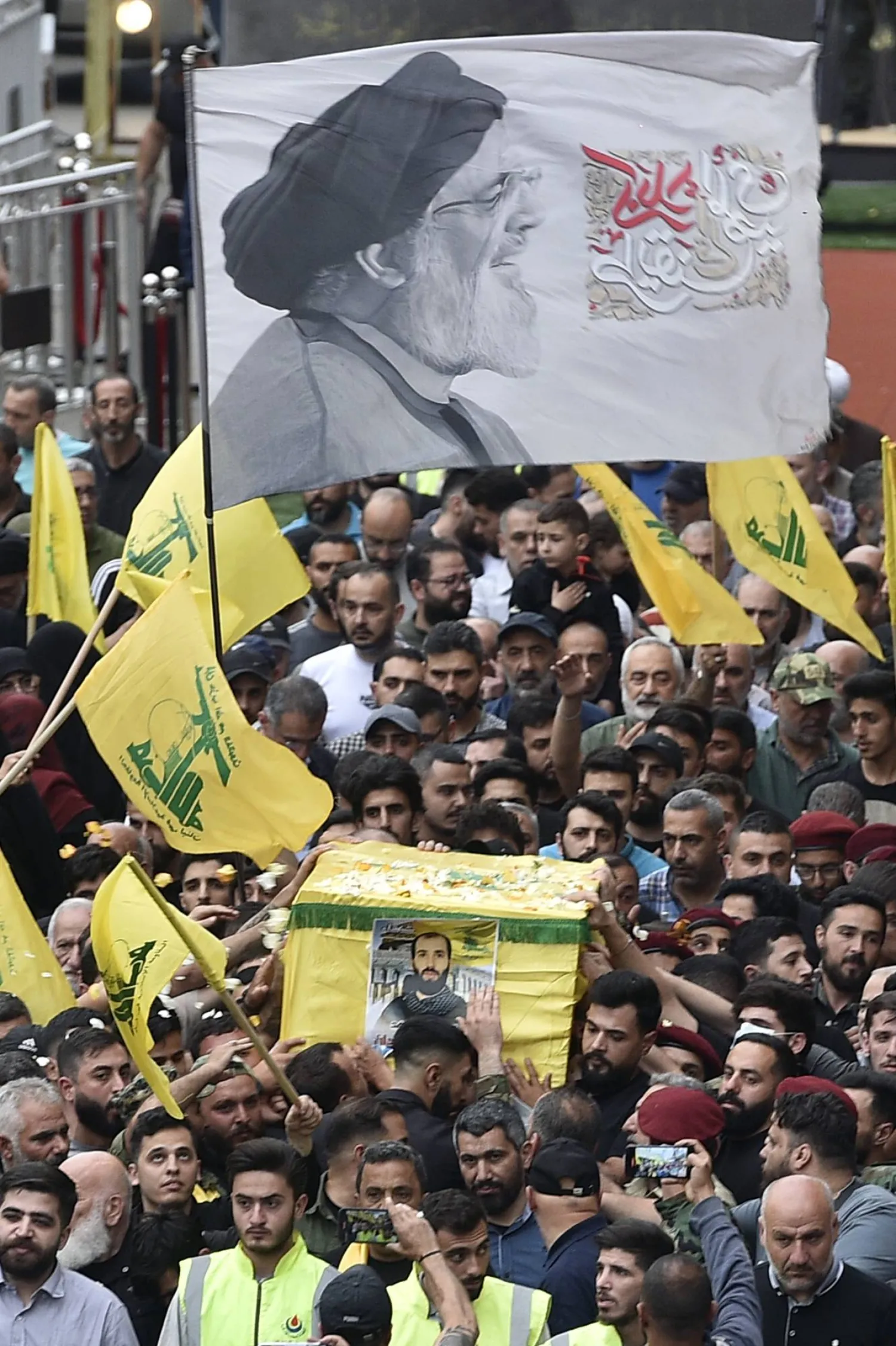 مشيعون يحملون نعش أحد مقاتلي «حزب الله» خلال تشييعه في بيروت (إ.ب.أ)