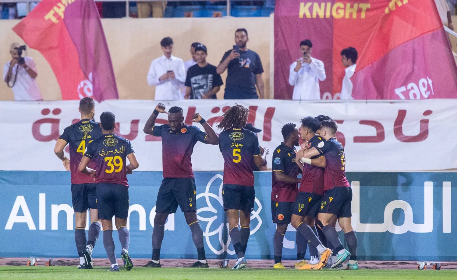 لاعبو القادسية يحتفلون بأحد أهدافهم في شباك النجمة (تصوير: عيسى الدبيسي)