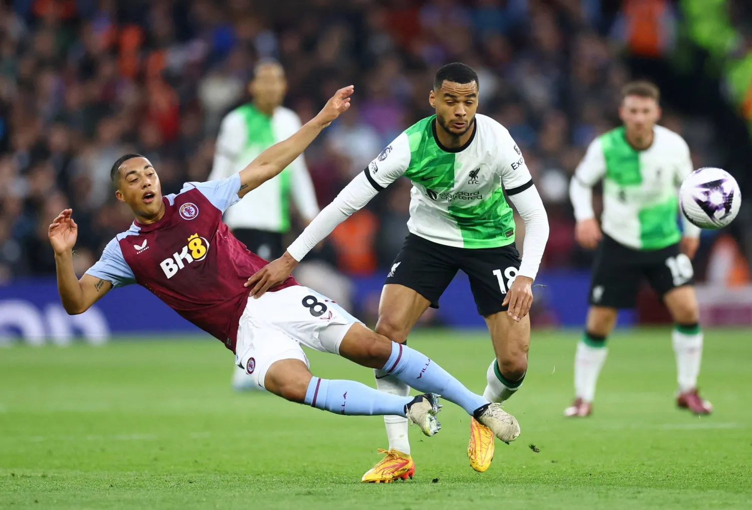 جانب من مواجهة أستون فيلا وليفربول (رويترز)