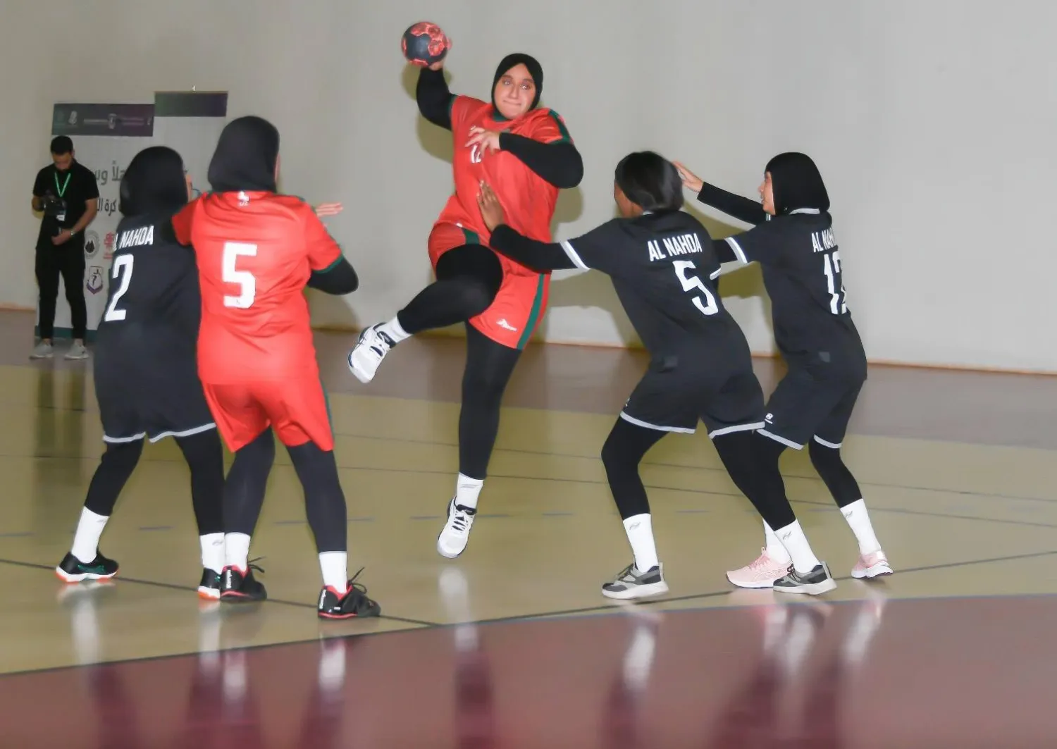 من مباراة سيدات الاتفاق والنهضة في نصف النهائي (الشرق الأوسط)