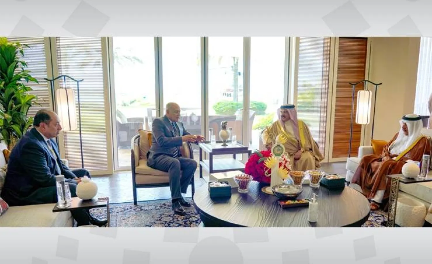 
العاهل البحريني الملك حمد بن عيسى آل خليفة مستقبلاً الأمين العام لجامعة الدول العربية أحمد أبو الغيط ومساعده السفير حسام زكي  أمس (بنا)