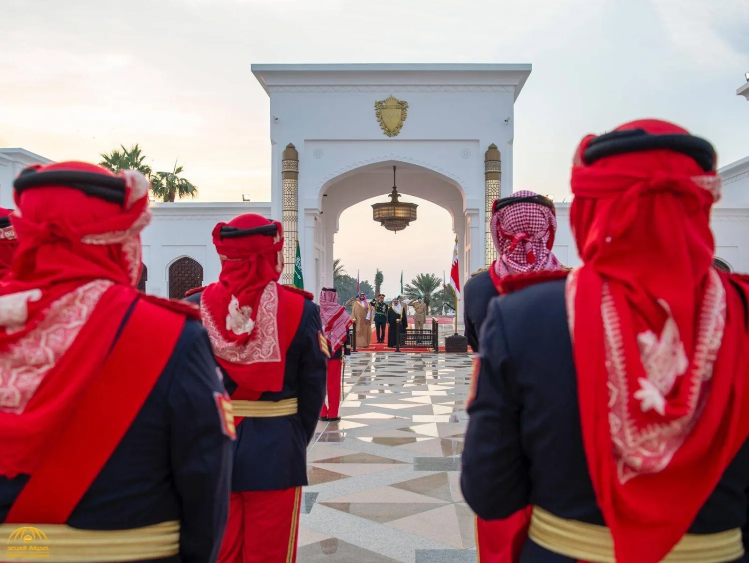 الملك حمد بن عيسى آل خليفة أثناء استقبال ولي العهد السعودي رئيس مجلس الوزراء الأمير محمد بن سلمان (واس) 