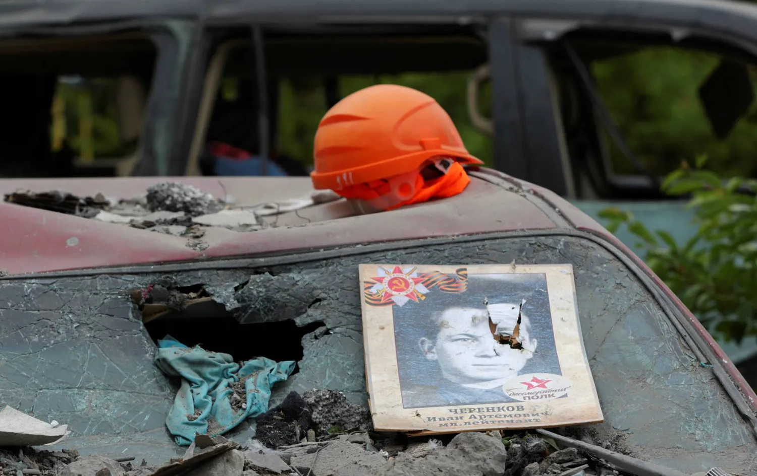 لافتة تشير إلى حدث «الفوج الخالد» الذي يتم الاحتفال به في روسيا بذكرى الانتصار على ألمانيا موضوعة على سيارة تعرضت لضربة صاروخية أوكرانية في بيلغورود (رويترز)