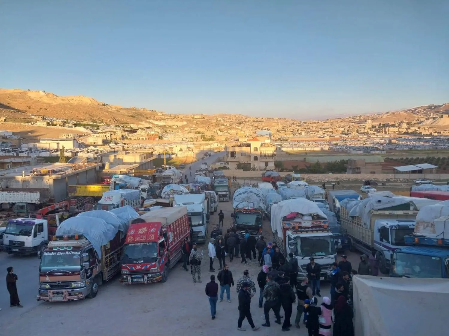 النازحون السوريون يتجمعون عند معبر نقطة وادي حميد في عرسال (المركزية) 