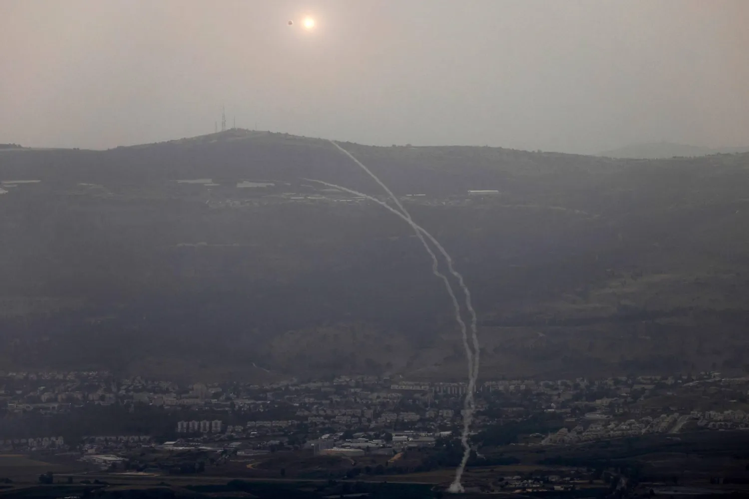 صورة تظهر نظام الدفاع الصاروخي الإسرائيلي (القبة الحديدية) لدى محاولته اعتراض صواريخ أطلقت من لبنان (أ.ف.ب)