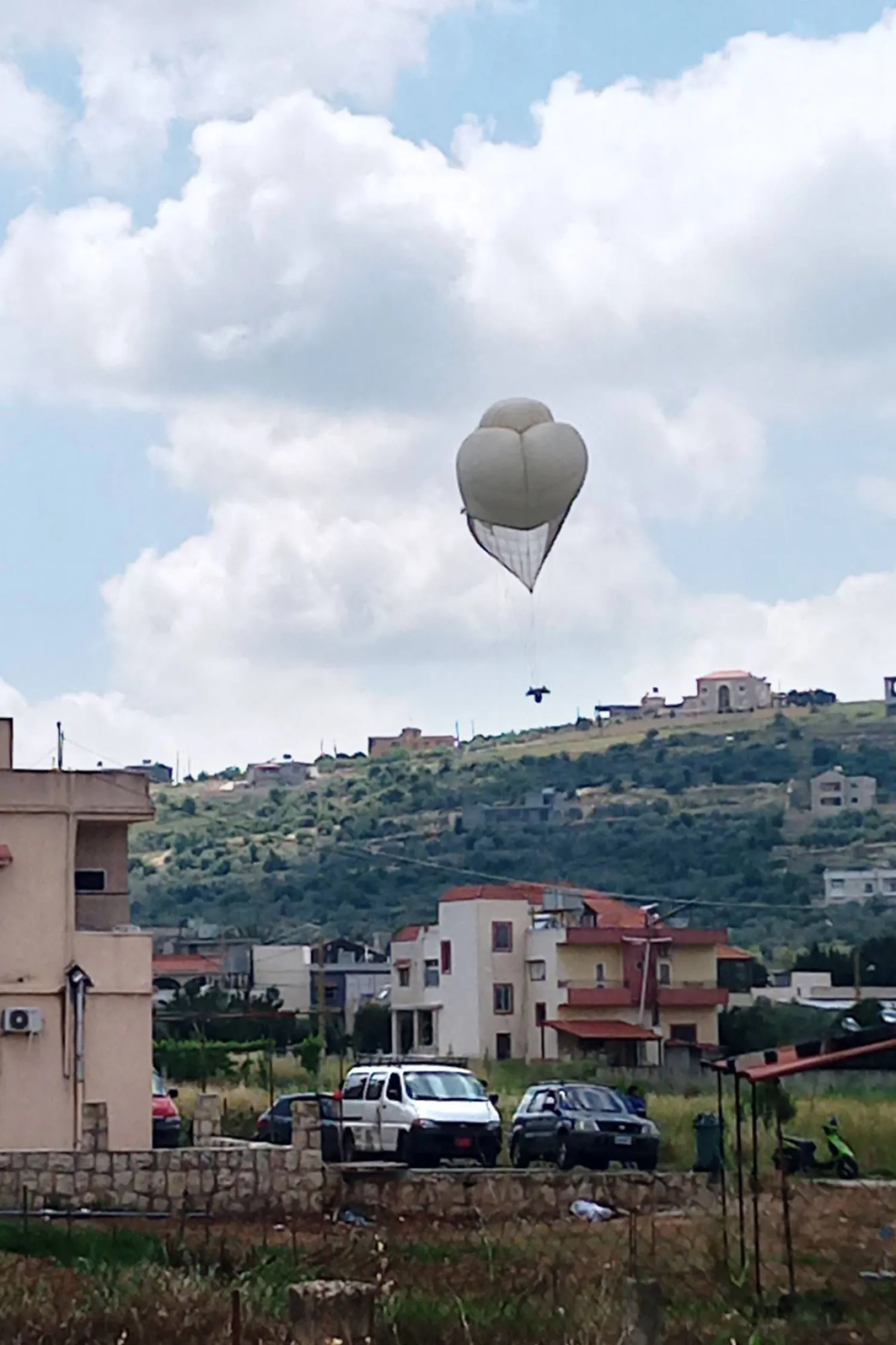 المنطاد التجسسي الإسرائيلي الذي سقط على أطراف بلدة رميش (أ.ف.ب)