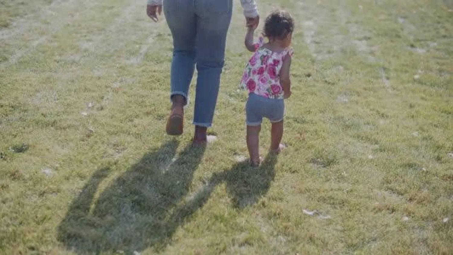 طبيب: مشيك حافي القدمين صحّي ويقوّي المناعة !