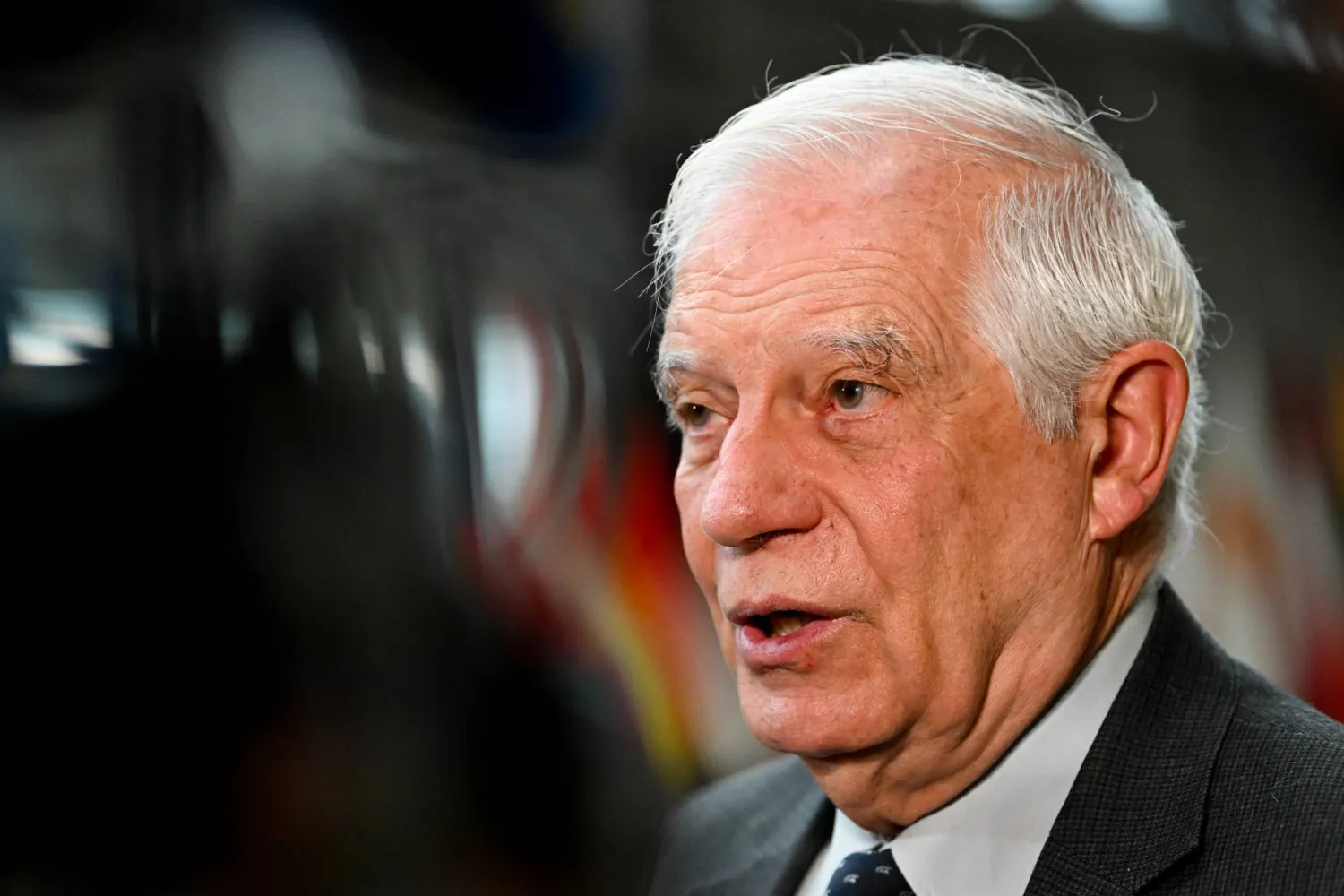 منسق السياسة الخارجية بالاتحاد الأوروبي جوزيب بوريل يتحدث إلى وسائل الإعلام في مبنى المجلس الأوروبي في بروكسل (د.ب.أ)