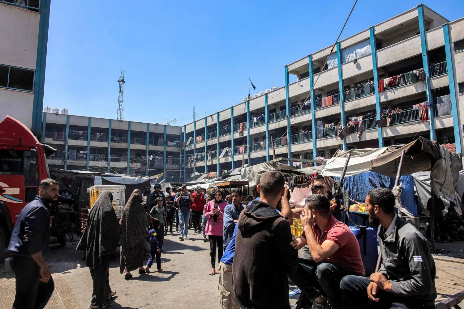 أشخاص يتجمعون بساحة مدرسة تابعة لـ«الأونروا» في جباليا بقطاع غزة في 14 مايو 2024 (أ.ف.ب)