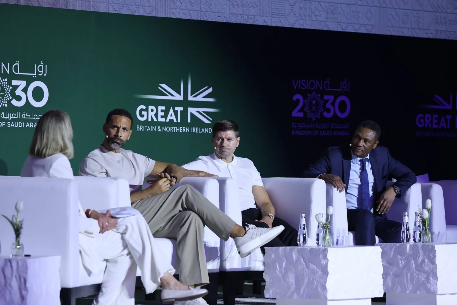 إيمينالو وجيرارد وفيرناند خلال حديثهم أمس لغريت فيتشرز (المركز الوطني للتنافسية)