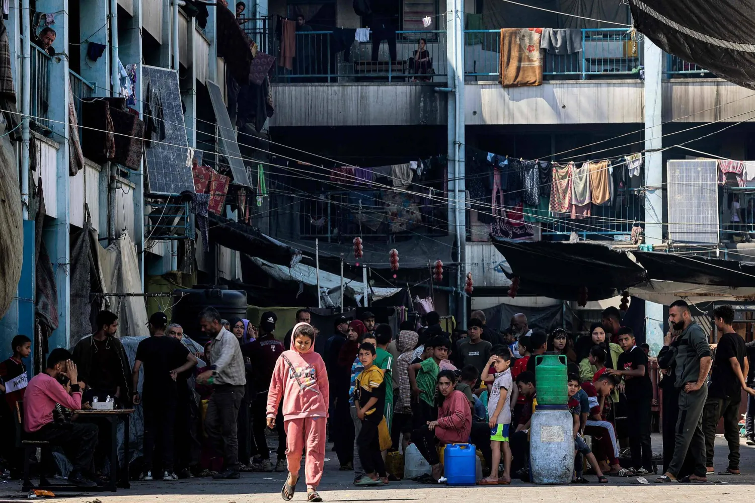 لاجئون فلسطينيون في مخيم تابع لـ«الأونروا» بقطاع غزة (أ.ف.ب)