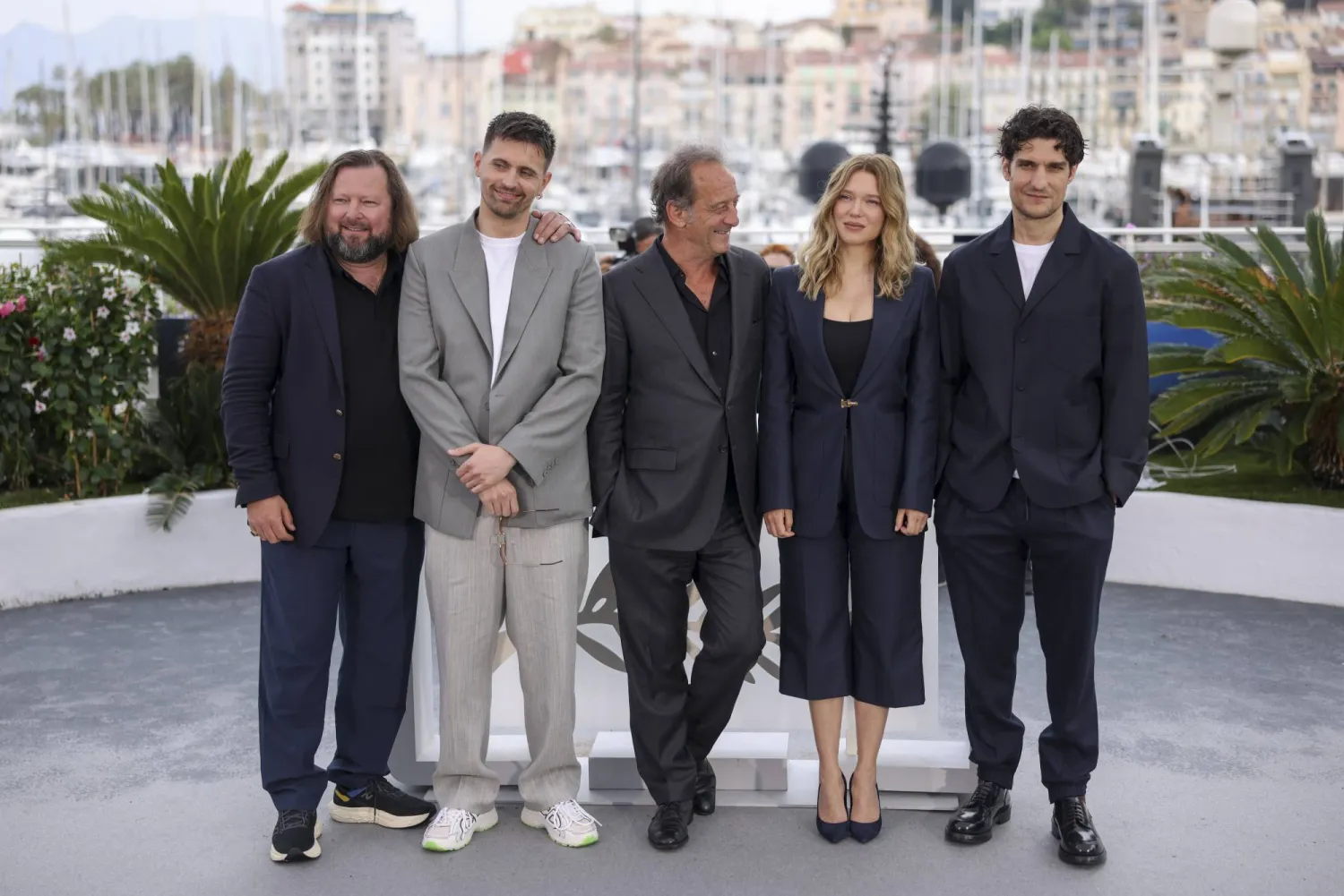 من اليسار كوينتن دبيّو ورافاييل كوينارد وڤينسنت ليندون وليا سيدو ولويس غاريل (أ.ب)