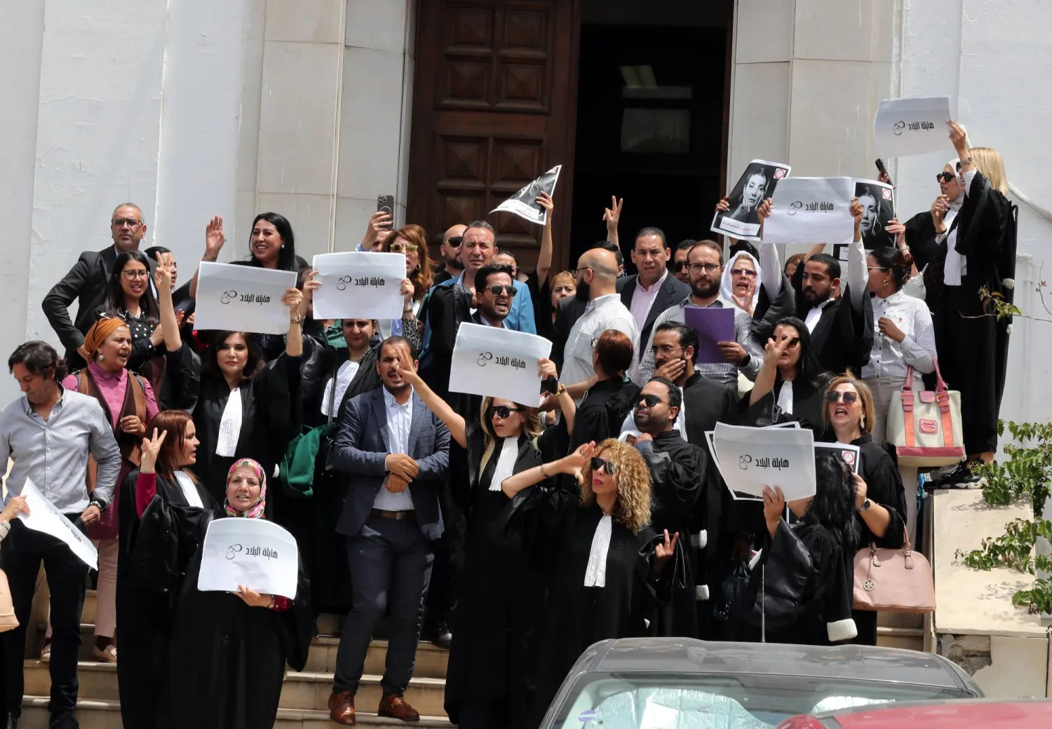 جانب من وقفة احتجاجية نظمها محامون وسط العاصمة احتجاجاً على اعتقال المحامية سونيا الدهماني (إ.ب.أ)