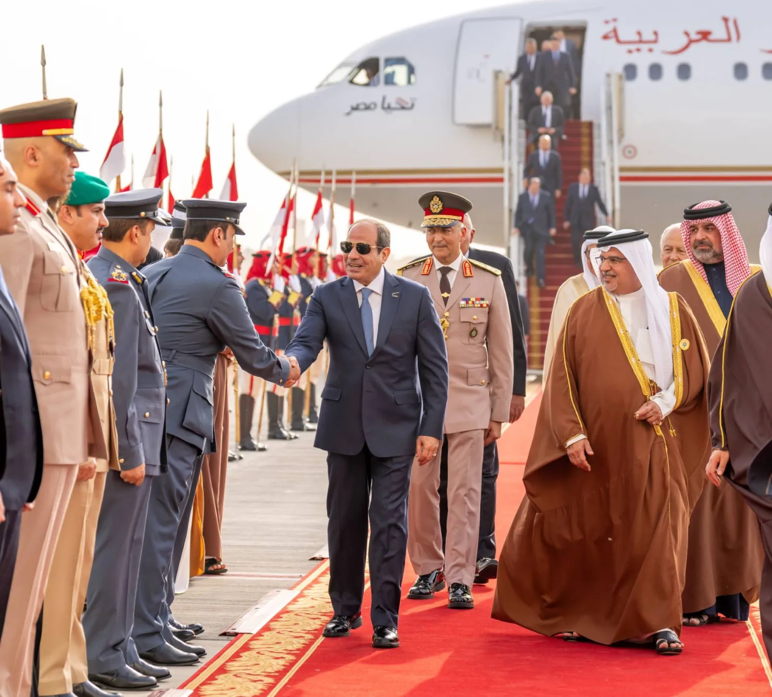 الأمير سلمان بن حمد آل خليفة ولي العهد رئيس مجلس الوزراء البحريني لدى استقباله الرئيس المصري عبد الفتاح السيسي الذي يرأس وفد بلاده في القمة العربية بالبحرين (بنا)