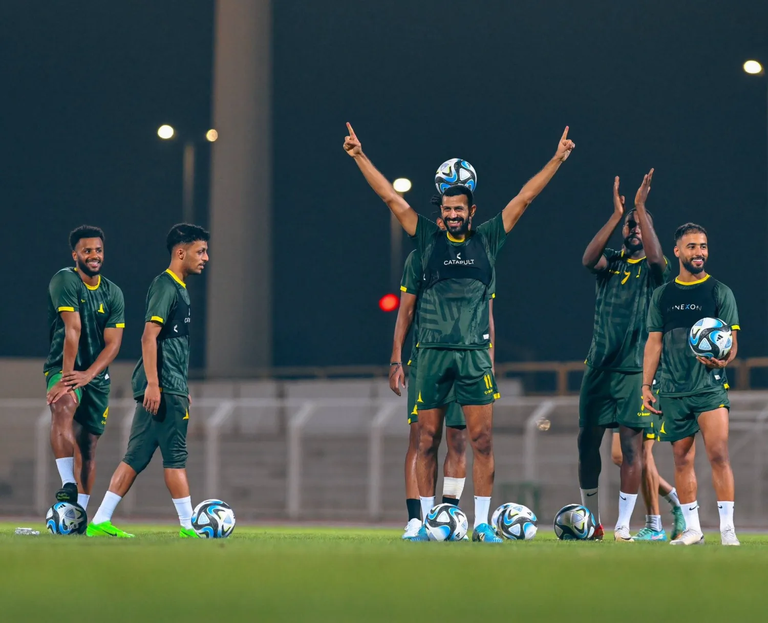 لاعبو الخليج في لقطة تظهر معنوياتهم العالية قبل المواجهة (الخليج)