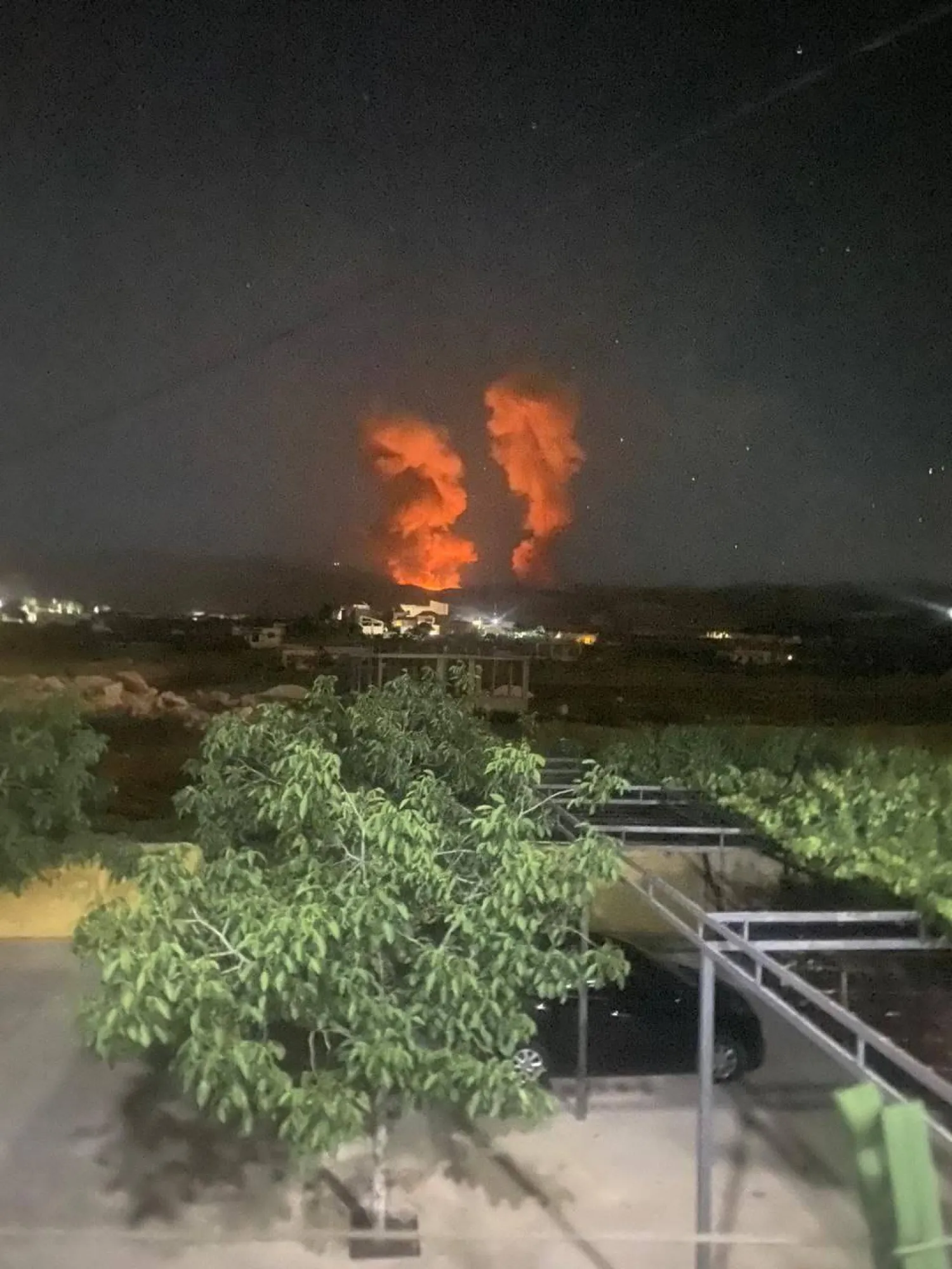 النيران تتصاعد من الغارات الإسرائيلية على بعلبك