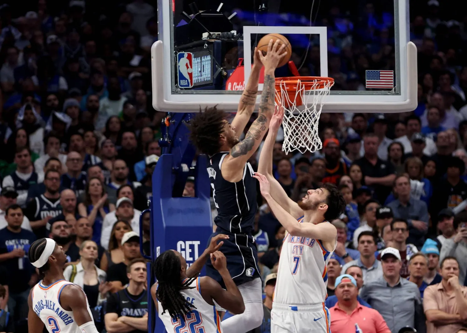 ثاندر يتعين عليه تدارك الموقف في المباراة السادسة لتمديد السلسلة إلى المباراة السابعة (أ.ف.ب)