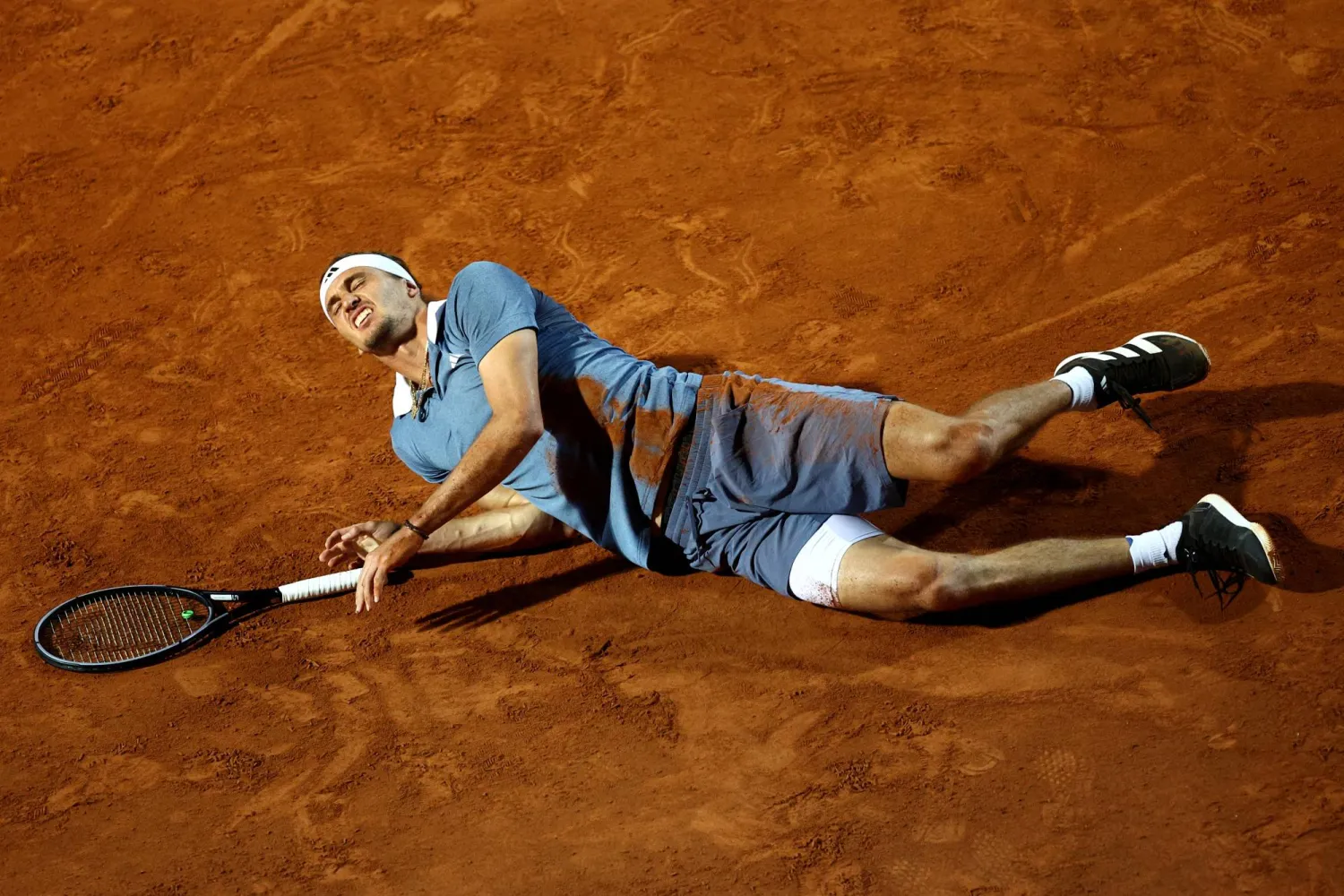 زفيريف أصيب بجروح في معصمه وإصبعه بعد تسديد ضربة خلفية (رويترز)