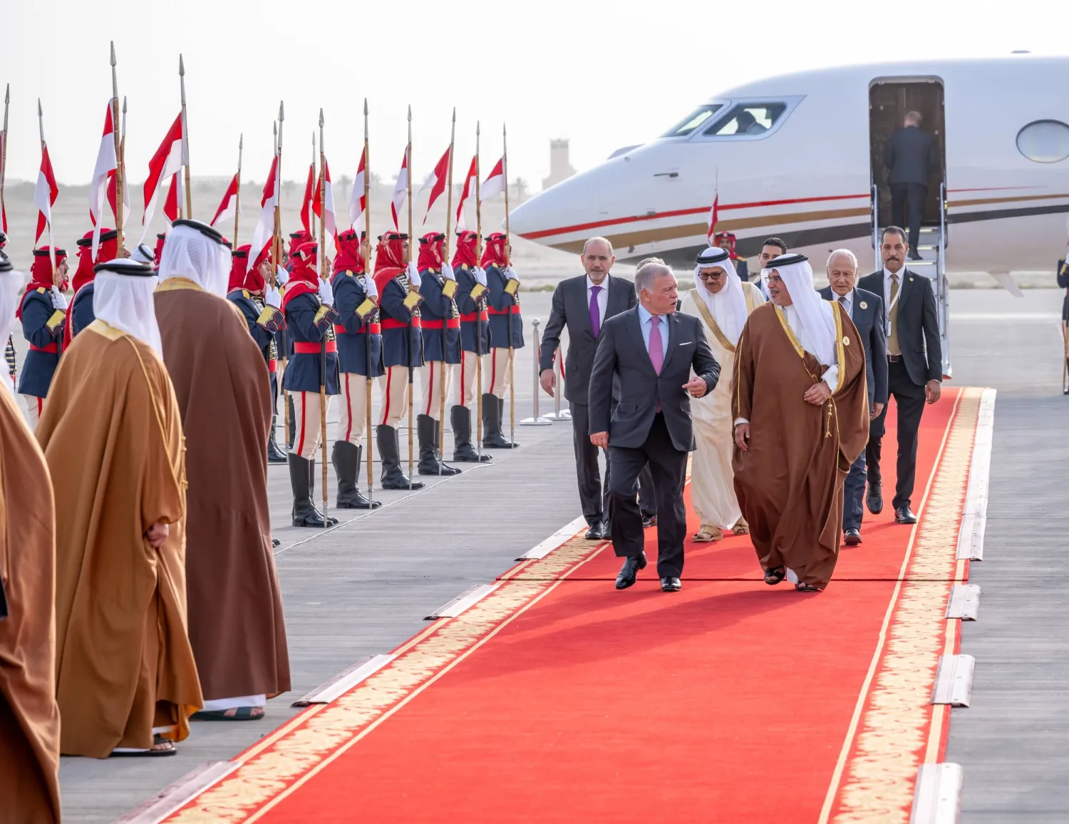 جانب من استقبال ملك الأردن في المنامة لحضور القمة العربية اليوم الخميس (وكالة أنباء البحرين)