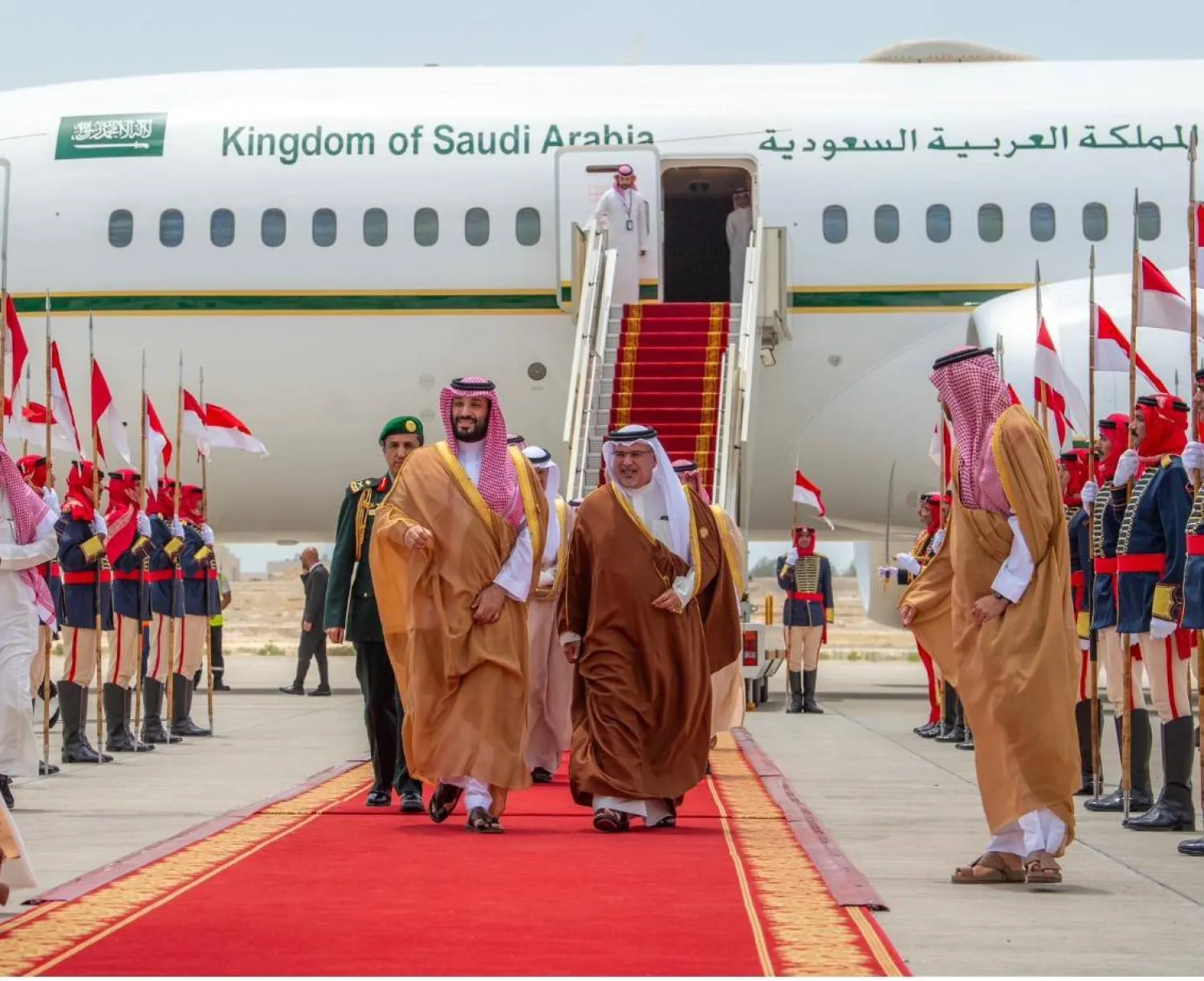 ولي العهد السعودي يصل  إلى العاصمة البحرينية وفي استقباله ولي العهد البحريني الأمير سلمان بن حمد آل خليفة (واس)