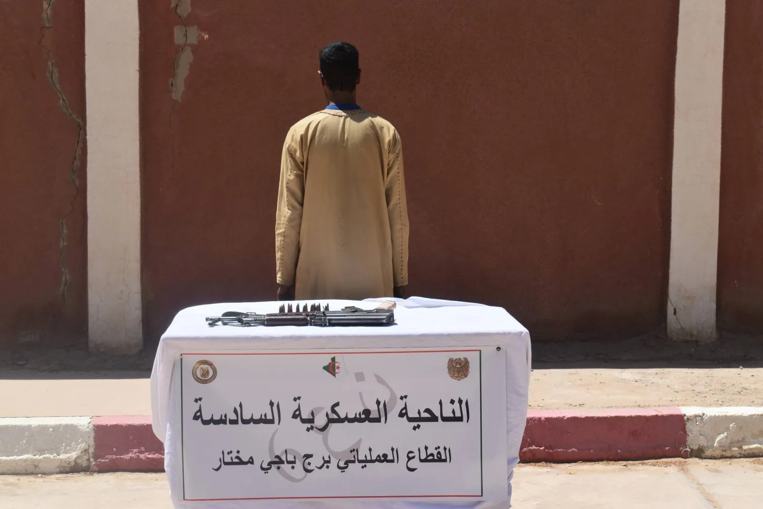 المتشدد الذي سلم نفسه للجيش جنوب الجزائر (وزارة الدفاع)